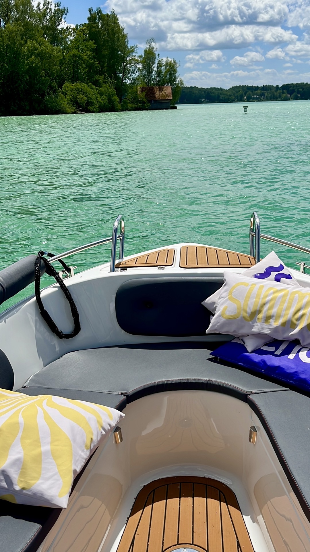 Elektroboot auf dem Ammersee mit Sonnenkissen und Sommerstimmung