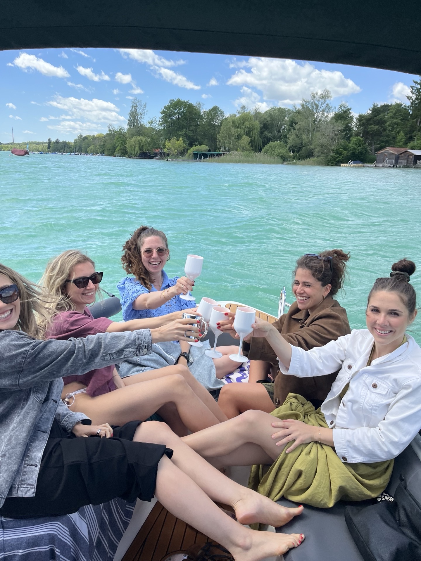 JGA-Gruppe feiert mit Sekt auf dem Elektroboot am Wörthsee