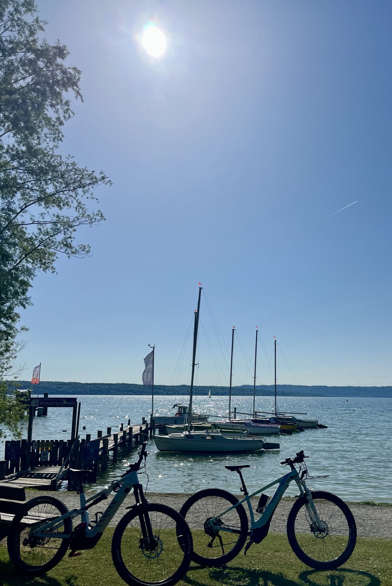 Gruppe auf E-Bikes im Fünfseenland bei einer geführten Tour